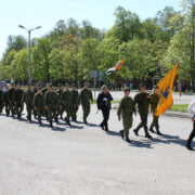 Hiiumaa ja Läänemaa kaitseliitlased, naiskodukaitsjad, noorkotkad ja kodutütred harjutasid paraadsammu Kärdlas Teises maailmasõjas hukkunud hiidlaste mälestusmärgi avamisele eelnenud rongkäigul.