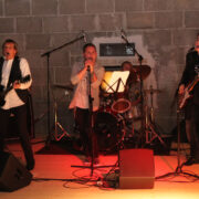 Uus Maailm: vasakult isa Jaanus Nõgisto, laulja Artur Rassmann ja Joonatan Nõgisto, trummide taga Jan-Erik Nõgisto.