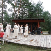 Kümnendaks Kõpu poolsaare külade päevaks valmis kohaliku omaalgatuse projekti toel Külamäe peoplatsi tantsulava varjualune pillimeeste jaoks. Pildil on laval peokülalised Saaremaalt.