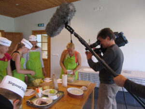 ETV võttegrupp saate jaoks söögitegemist filmimas.