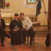 Konverentsil Kärdla kirikus: (vasakult) EELK peapiiskop Andres Põder, EAÕK metropoliit Stefanus, kelle räägitu tõlkis kreeka keelest eesti keelde Tauri Tölpt. Kuulab Hiiumaa õigeusupreester Aabraham Tölpt.