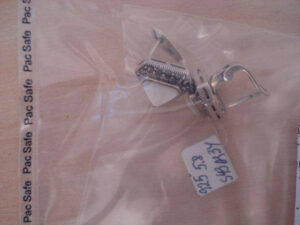 Tallinnas aadressil Aia 3 asuvas OÜ Jemeralda kaupluses Kuld ja Hõbe müügil olnud kõrvarõngaste päiskivid ei ole pärlmutrist, vaid on selle plastmassist imitatsioon. Proovimärgis oli kantud kõrvarõngastele valu käigus vormilt kopeerimisega. Ka see pole lubatud.