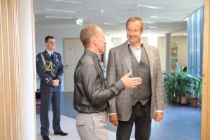 President Toomas Hendrik Ilvest tervitab Kärdla linnapea Georg Linkov, taga presidendi käsundusohvitser Sven Liister.