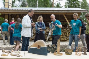 Tubala anagamaahju avamisel ja keraamikanäitust vaatamas käis ka Hiiu maavanem Riho Rahuoja (vasakul esiplaanil).