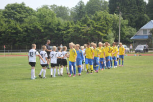 Hiiumaa-Saaremaa maavõistlustel jalgpallis kätlevad kahe saare jalgpallipoisid.