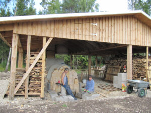 Sulev Loopalu ja Natalia Kuhi ahjuesist treppi ladumas.