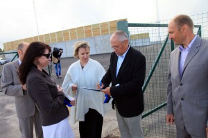 Kaubakai avamise lindijuppidele annab autogramme sadamate direktor Riho Sõrmus.