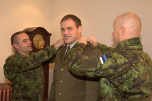 Heiki Nabi mundrile kinnitatakse kaprali õlakud.