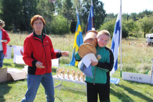 Kustu Künnapas ei jätnud vahele ühtki 21-st orienteerumisneljapäevakust. Pildil koos Eda Tärgiga tänavustel Hiiumaa karikavõistlustel hoidmas M12 võitjana ajaloolist karikat, millel kirjas kõigi karikavõitjate nimed.