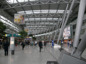 Maailma lennujaamades kohtab aina rohkem eestlasi, nii neid kes lahkuvad Eestist korraks, kui ka neid kes päriselt.