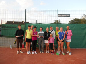 Tennise ABC grupp vasakult: Liisa Apri, Kersti Vesilind, Herdis Roots, Maarika Matt, Tiiu Masing, Margit Kagadze, Lill Kagadze, Merle Salusoo, Anu Pielberg, Jaana Üksik ja Airi Illison-Cruz.