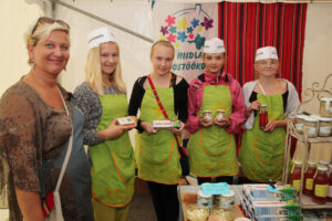 Projektijuht Ly Kaups ja Hiiumaa sirguvad söögisellid Kuressaares SaareMaaLaadal, kust toodi kaasa aunael ja võimalus kokata Pädaste mõisas tippkokk Peeter Piheli käe all.