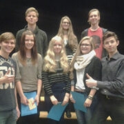 Eesti väitlusseltsi kohtunike näod ja poosid annavad ilmekalt edasi Hiiumaa väitlustiimi (vasakult) Merit Rebase, Katariina Perteli ja Ingrid Tärgi tulemust väitlusturniiril START 2013.