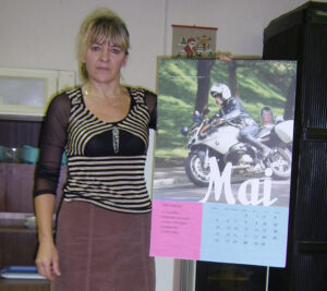 Valla sotsiaalnõunik Liia Rull tutvustab täiendustega politsei- ja piirivalveameti kalendrit.