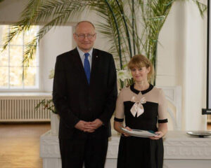 Hiiumaa aasta õppija Tiia Palmiste koos minister Jaak Aaviksooga.