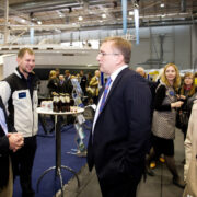 SA Kärdla Sadam juhatuse liige Hillar Kukk (vasakul) rääkis messil Hanseboot majandus- ja kommunikatsiooniminister Juhan Partsile Kärdla külalissadama ehitustööde käigust ja tulevikuplaanidest.