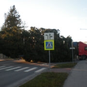 Kärdla jõulukuusk oli nii laia võraga, et täitis Tiigi tänava äärest ääreni. Pildil keerab auto Kõrgessaare maanteelt Vabaduse tänavale.