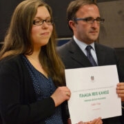 Esseekonkursi võitnud Adele Vaks ja Itaalia suursaadik Eestis Marco Clemente auhinna üleandmisel.