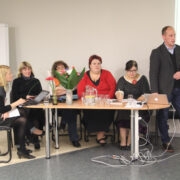 Hiiu vallavalitsus (vasakult) vallasekretär Helika Villmäe ja vallavalitsuse liikmed Kaidi Nõmmerga, Liili Eller, Inge Elissaar ja Elge Härma, abivallavanem Katrin Sarapuu ja vallavanem Georg Linkov neljapäevasel istungil.