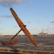 See 18. sajandist pärit Rootsi sõjalaeva ankur jäi paar aastat tagasi traallaev Kaluri traali Naissaare juures. Taamal uude sadamasse sisenenud esimene alus, piirivalvelaev 025.