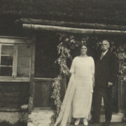 Aino ja Oskar Kallas Hiiumaal oma maja trepil.