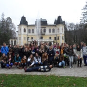 Rõõmus projektiseltskond ekskursioonil.