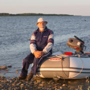 Tiit Leito Ahelaiul oma meresaarte külastamiseks kasutatava paadiga, taustal Kõverlaid.