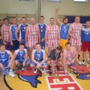 Setu Saunaseltsi ja Hiiumaa Koondise korvpallurid ühispildil.