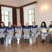 Hiiumaa ametikooli maastikuehituse eriala lõpetajad (vasakult) Anneli Kollom, Uwe Lüüs, Annika Karu, Vilve Kirs, Anne Lember, Ene Kariste ja Marika Lall.