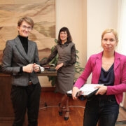 Mari-Liis Sepper, Aivi Telvik ja Nele Meikar maavalitsuses toimunud infopäeval.