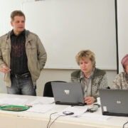 Üllar Padari juhtis neli aastat Hiidlaste koostöökogu, nüüd valiti ta HOLi eesotsa. Pildil koos koostöökogu tegevusekeskuse juhataja Reet Kokovkini (paremal) ja assistendi Ilmi Aksliga.