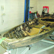 Puupaat koos metallist ankruga leiti mullu oktoobris Malvaste küla Mangu rannast ja ootab nüüd omanikku politseimajas.