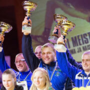 Heiki Nabi oma võidukarikaga pildil keskel.