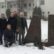 Taavettis 1991. aastal avatud mälestusmärgi juures poseerivad (vasakult) kaitseliitlased Kristjan Reino, Rauno Luukas, Taimo Juhe, Kalle Karm, Urmas Selirand ja Siim Romanov (kükitab), pildiaparaadi taga on Elmo Harjak.