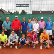 Turniiri Peeter Esimene Hiiumaal osavõtjad. Tagareas vasakult esimene on Alfredi pojapoeg Kaarel Keerd, kellele usaldasime nimesiltide ülespanemise.