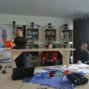 Veikko Martin tutvustab võrgu jää alla ajamise abivahendit.