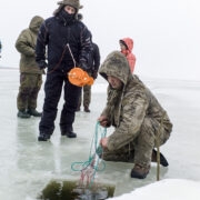 Virko Martin laseb võrku, härveli on Aivar Tammeveski käes.
