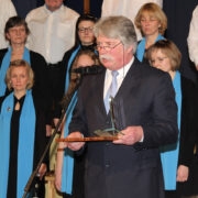 Ivo Eesmaa maakonna teeneteplaadi vastuvõtmisel tänusõnu lausumas, taustal Hiiula, kes tunnustatule “Elagu!” laulis.