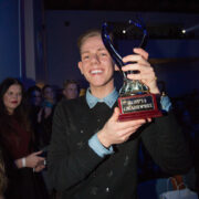 Tõnu Tamm üleriigilise filmifestivali võidukarikaga.