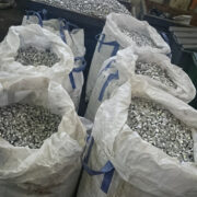 Koti- ja kastitäied laste kogutud küünlaümbriseid, mis looduses ei lagune.