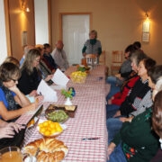 Ester Tammis Kuriste külasmajas töötoa “Külad ja vald” aruteluvooru läbi viimas.