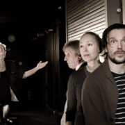 Pildil on aktsioonis (vasakult) lavastaja Mehis-Madis (Nero Urke), vana näitleja ja legend Heinar (Aleksander Eelmaa), naisnäitleja Rita-Reet (Liina Olmaru) ja meesnäitleja Märt-Indrek (Indrek Sammul).