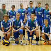 Hiiumaa võrkpalliklubi üks koosseise, tagareas vasakul treener Ülari Kaibald. Eesti noortekoondise mängijad: tagareas vasakult kolmas Stefan Kaibald, Magnus Kallas ja Markus Uuskari, ees paremalt teine Robin Valting.