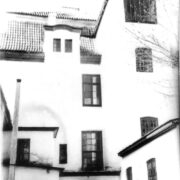 Suuremõisa lossi lõunapoolne ots. Vasakul, pildist väljas, on lõunapoolne tiibhoone. Paremal on kokaköök, mille kõrge korsten ei jäänud pildile. Vasakul väikse väljaehitise ülemine aken kuulus meie köögile. Nõukogudeaegne foto 1970ndatest on saadetud mu emale Rootsi.