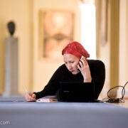 Kuna kontserdipaigas pole klassikalises mõttes kontorit alati võtta, võib juhtuda, et Kadri teeb oma tööd kõhuli rahvusooperi Estonia koridori põrandal. Saalis käib parajasti Arvo Pärdi “Aadama itku” proov.