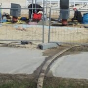 Neste tankla ehitusel jookseb juba tükk aega maapõuest puhast vett, mis lastakse kõrvaolevasse kraavi.