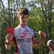 Robin Pruul auhinna ja medaliga pjedestaalil.