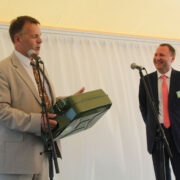 Maavanem Riho Rahuoja kinkis tankla avamisel peadirektor Ivar Kohvile bensiinikanistri, millega saarele bensiini tuua kui lennukid ei lenda ja praamid ei sõida.