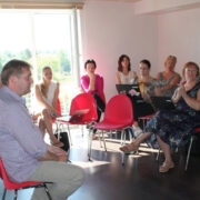 Minister Padar vestleb LEADER foorumi osalistega, ees paremal hiidlaste Koostöökogu tegevuskeskuse assistent Ilmi Aksli, tema kõrval juhataja Reet Kokovkin, tagareas projektijuht Ly Kaups.