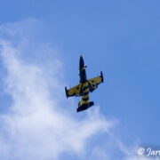 Eesti õhuväe sini-kollasetriibuline Aero L-39 Albatros õhu-showl trikke tegemas.